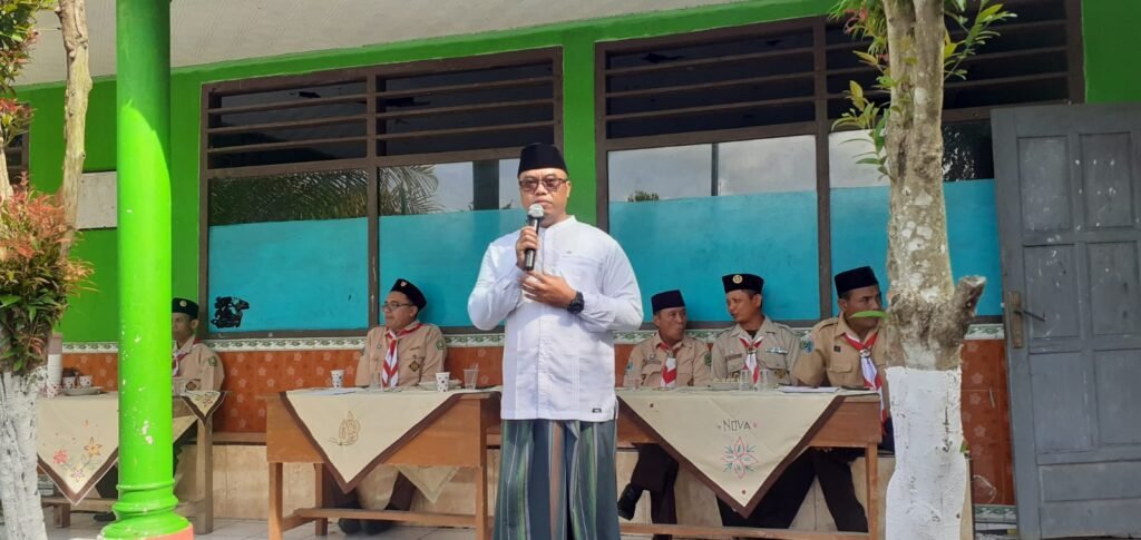 ketua yayasan memberikan sambutan